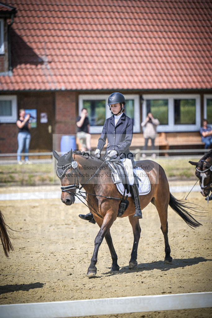 DOS_6142 | Entdecke hochwertige Reitturnierfotos von Foto Oger. Professionell, emotional und authentisch – jetzt Lieblingsmomente im Shop bestellen.Deutschlandweite Turnierfotografie. - Realisiert mit Pictrs.com