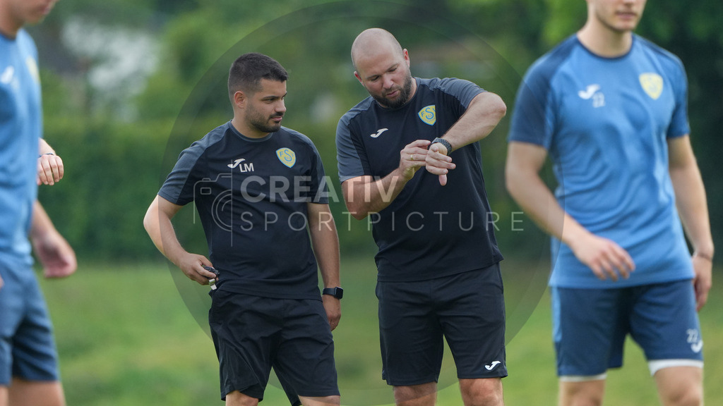 Fußball, Herren, Saison 2025/2026, Regionalliga Nordost, Trainingsauftakt des FSV 63 Luckenwalde am 18.06.2025 im Werner-Seelenbinder-Stadion, | Fußball, Herren, Saison 2025/2026, Regionalliga Nordost, Trainingsauftakt des FSV 63 Luckenwalde am 18.06.2025 im Werner-Seelenbinder-Stadion, Im Bild: Co-Trainer Lukas Müller (l.) und Cheftrainer Michael Braune (r.) - Realisiert mit Pictrs.com