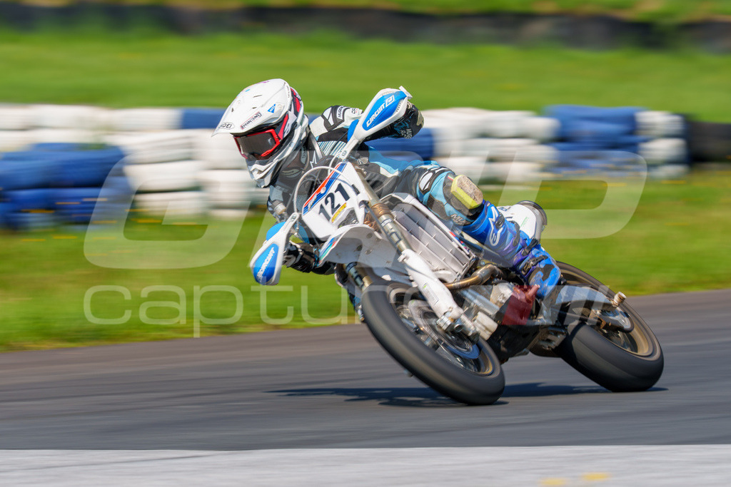 G-Cup + Supermoto Staatsmeisterschaft + Hungarian Supermoto Championship | GRIPcapture steht für authentische Sportfotografie in Österreich – für Momente, die mehr sind als Geschwindigkeit oder Ergebnis. Es geht um Emotion, Spannung, Fokus und den Augenblick, der oft nur einen Wimpernschlag dauert.Ob Motorsport, Teamsport oder 