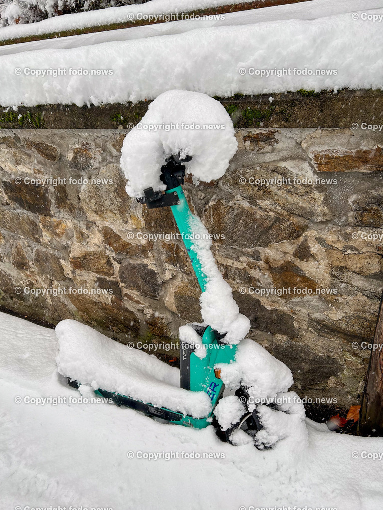 Linz_ Schnee_ 02.12.2023-40 | 02.12.2023, Linz, AUT, Schnee, im Bild Schneefall, Winter, Wintereinbruch, Weiss, Park, Schneefahrbahn, Neuschnee, Scooter im Schnee