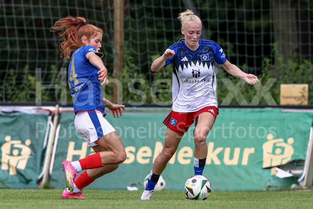 Fussball, Testspiel Frauen, Hamburger SV - Holstein Kiel | v.li.: Zoe Tolksdorf (Holstein Kiel, 14) und Sophie Profe (Hamburger SV, 14) im Zweikampf, Duell, Dynamik, Aktion, Action, Spielszene