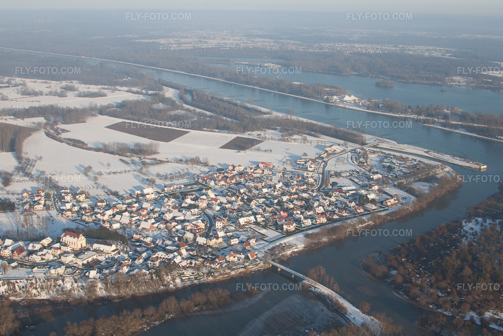 Aerial view: Sauer estuary in Munchhausen in the state Bas-Rhin, France.Photo: IMG_36617.jpg taken on 01/05/2011 by Werner Riehm/FLY-FOTO.comResolution of the original: 4752 x 3168 px