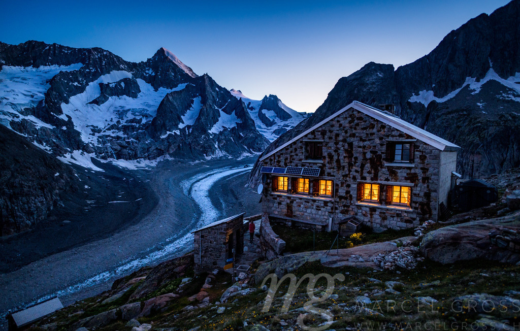 blue hour at dawn at a swiss alpine club mountain hut in the valais alps | Die ideale Geschenkidee für Naturliebhaber. Naturbilder von Marcel Gross Photography für ihr Zuhause in den verschiedensten Formaten und Materialien. - Realisiert mit Pictrs.com