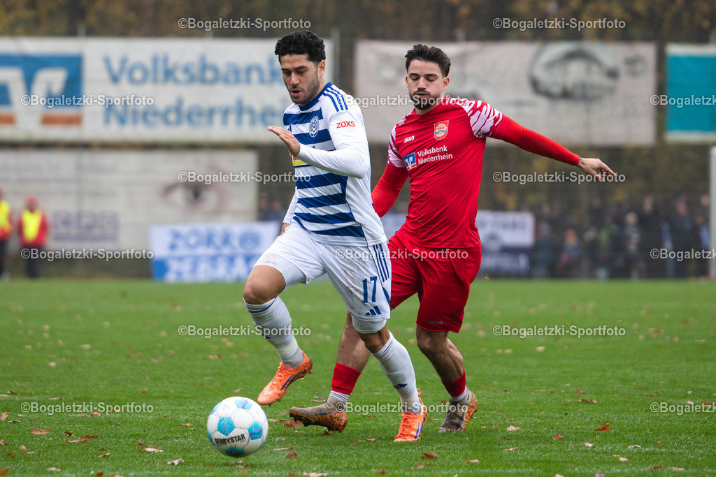 Fussball, Niederrheinpokal, SV Sonsbeck - MSV Duisburg, 16.11.2025, Willy-Lemkens-Sportpark | 16.11.2025, Fussball, Niederrheinpokal, SV Sonsbeck - MSV Duisburg: Mert Göckan (MSV Duisburg #17) setzt sich gegen Marco De Stefano (SV Sonsbeck #27) durch  - Realisiert mit Pictrs.com