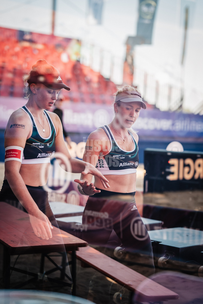 Beachvolleyball | Frauen | Allianz German Beach Tour 2025 | Tourstop Düsseldorf | 09.05.2025 | v.l. Lea Sophie Kunst und Melanie Paul auf dem Weg zum Feld