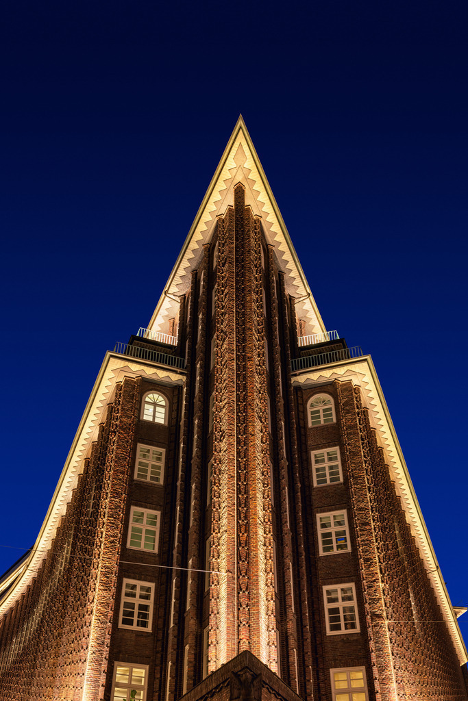 10231025 - Chilehaus zur blauen Stunde | Blick auf das berühmte Chilehaus im Kontohausviertel zur blauen Stunde.