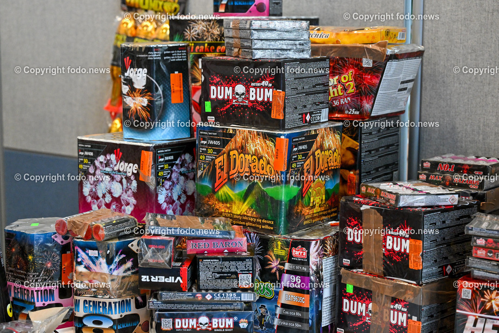 Pressekonferenz LPD Ooe_ Gemeinsam Sicher mit der Pyrotechnik_ 04.12.2023-17 | 04.12.2023, Landespolizeidirektion Oberoesterreich, AUT, Pressekonferenz LPD Ooe, Kampagnenpraesentation - Gemeinsam Sicher mit der Pyrotechnik, im Bild beschlagnahmte illegale Pyrotechnik
