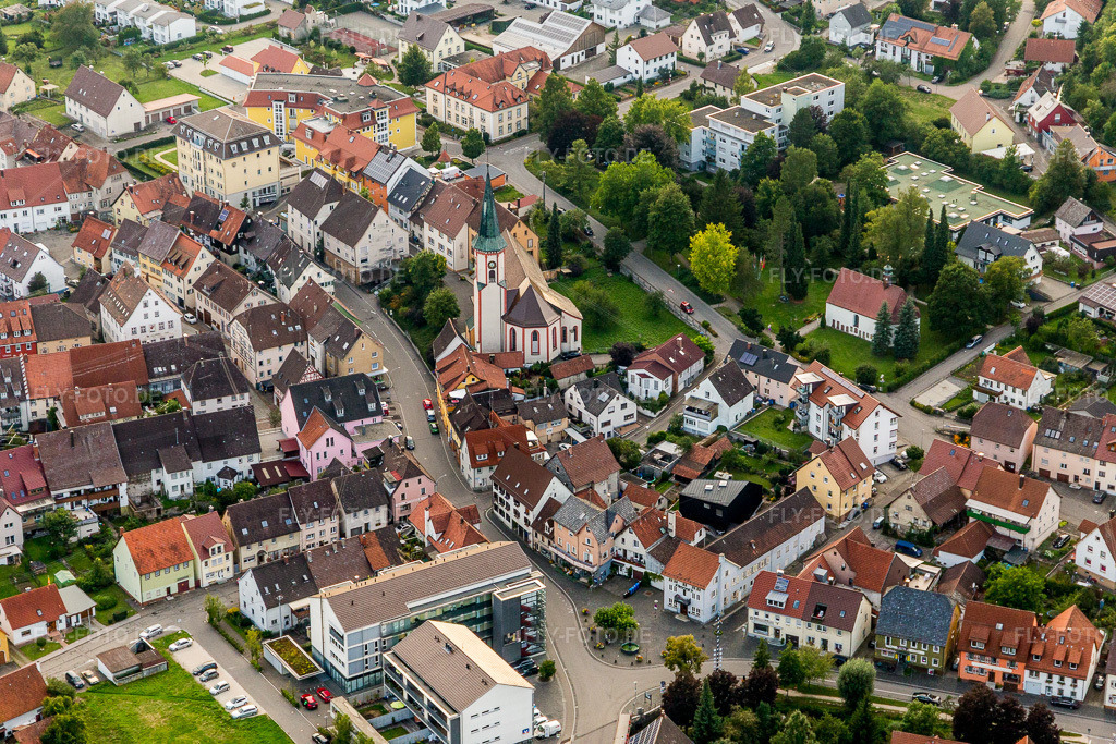 Luftbild: Kirchengebäude in Möhringen im Ortsteil Möhringen in Tuttlingen im Bundesland Baden-Württemberg in Deutschland. Foto: IMG_102757.jpg vom 25.08.2017 durch Werner Riehm/FLY-FOTO.de