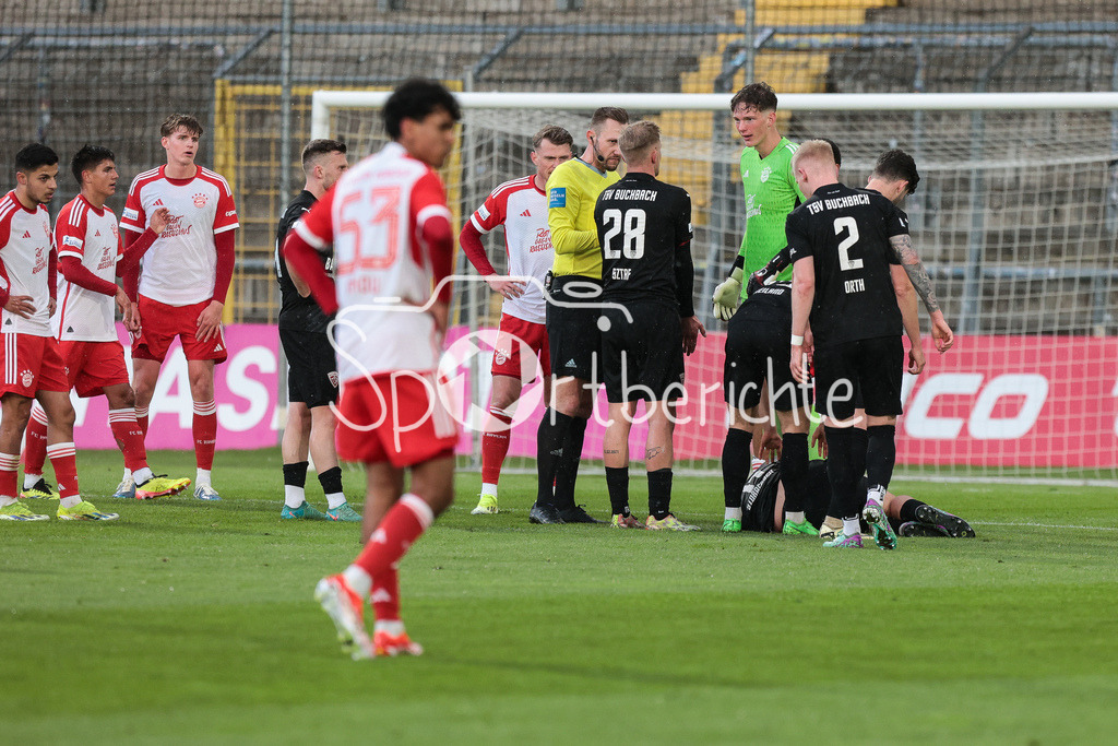 FC Bayern Amateure - TSV Buchbach | Hitzige Schlussphase der ersten Halbzeit / nach der roten Karte fuer Tom Ritzy HUELSMANN (FCB #1) gibt es Diskussionen