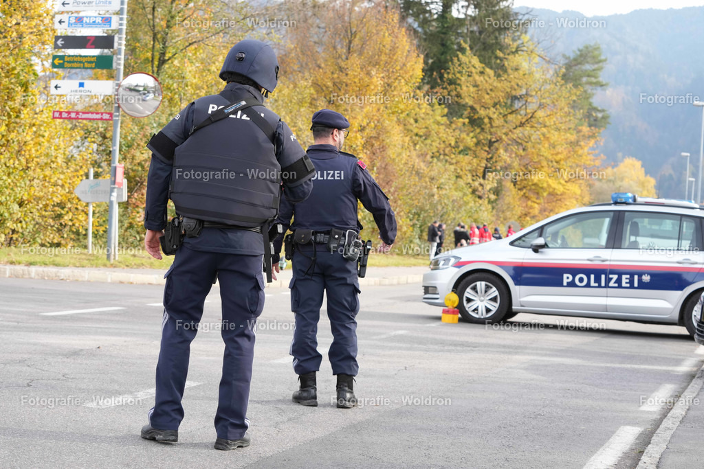 20221111 Amoklauf in Mittelschule Haselstauden | DORNBIRN, OESTERREICH - 11. NOVEMBER: Polizeieinsatz waehrend des Amoklaufs in der Mittelschule Haselstauden in Mittelschule Haselstauden on November 11, 2022 in Dornbirn, Austria.