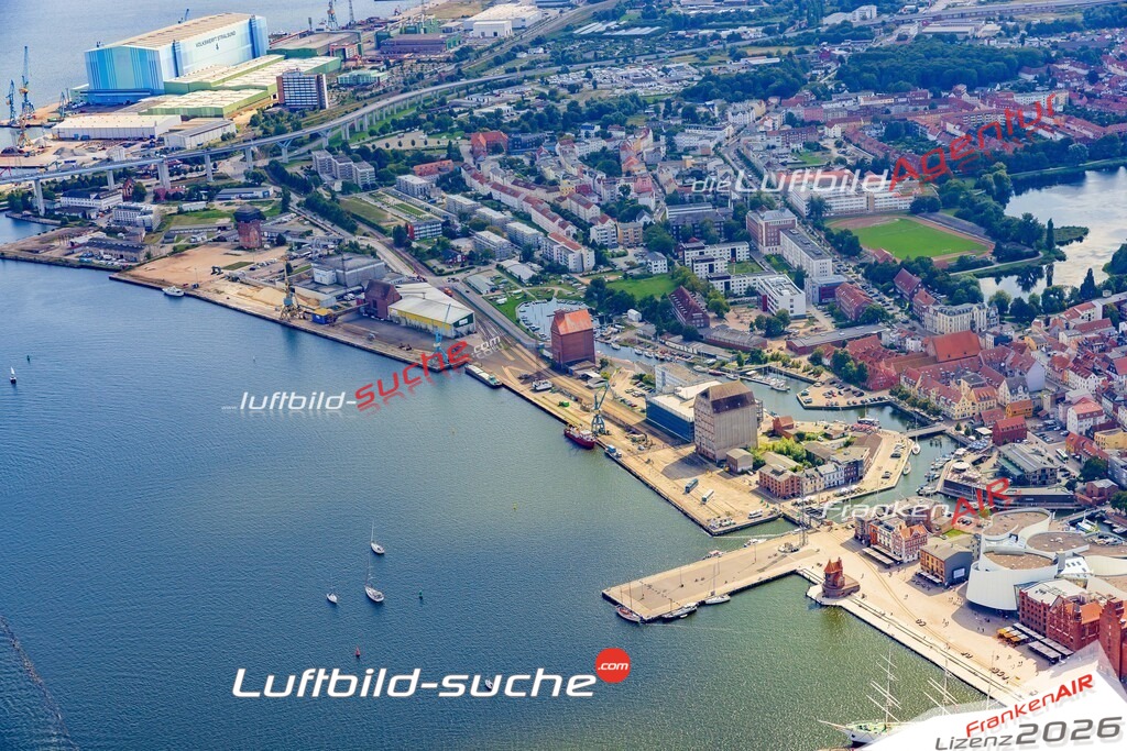 Schrägluftbild  Hafen  Stralsund - Das Luftbild wurde 2025 vom UL-Flugzeug heraus erstellt (ohne Drohne- keine Drohnenaufnahme ) - Hochauflösende Luftaufnahme -Nicht vergleichbar mit Google Maps oder Satelittenbilder- Die Geschenkidee !Mit Lizenz und Bildrechte bestellbar