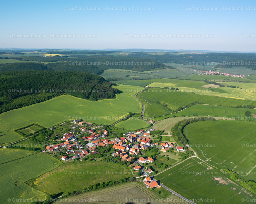 2634699 | KROMBACH 09.06.2006 Landwirtschaftliche Nutzflächen und Feldgrenzen  umsäumen das Siedlungsgebiet des Dorfes in Krombach im Bundesland Thüringen, Deutschland // Agricultural land and field boundaries surround the settlement area of the village  in Krombach in the state Thuringia, Germany Foto: Gerhard Launer