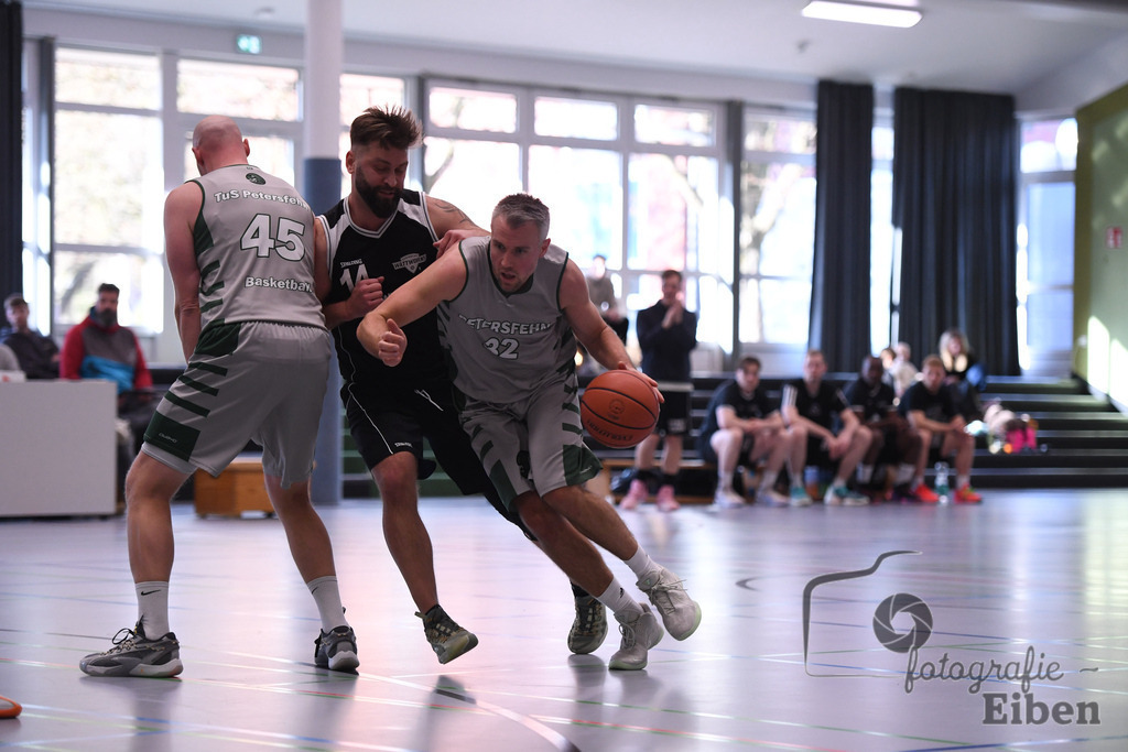 TuS Petersfehn-VfL Edewecht | Basketball Regionalliga; TuS Petersfehn (grau)-VfL Edewecht (schwarz) am 30.11.2025 in Petersfehn (Sporthalle Petersfehn), Photo: Philip Eiben 2025 - Realisiert mit Pictrs.com
