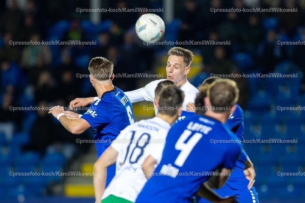 xKWI31102501161 | 31.10.2025, xkwix, Fußball, Regionalliga West, VfL Sportfreunde Lotte - FC Gütersloh, Stadion am Lotter Kreuz: Jannik Borgmann (FC Gütersloh #34) beim Kopfball