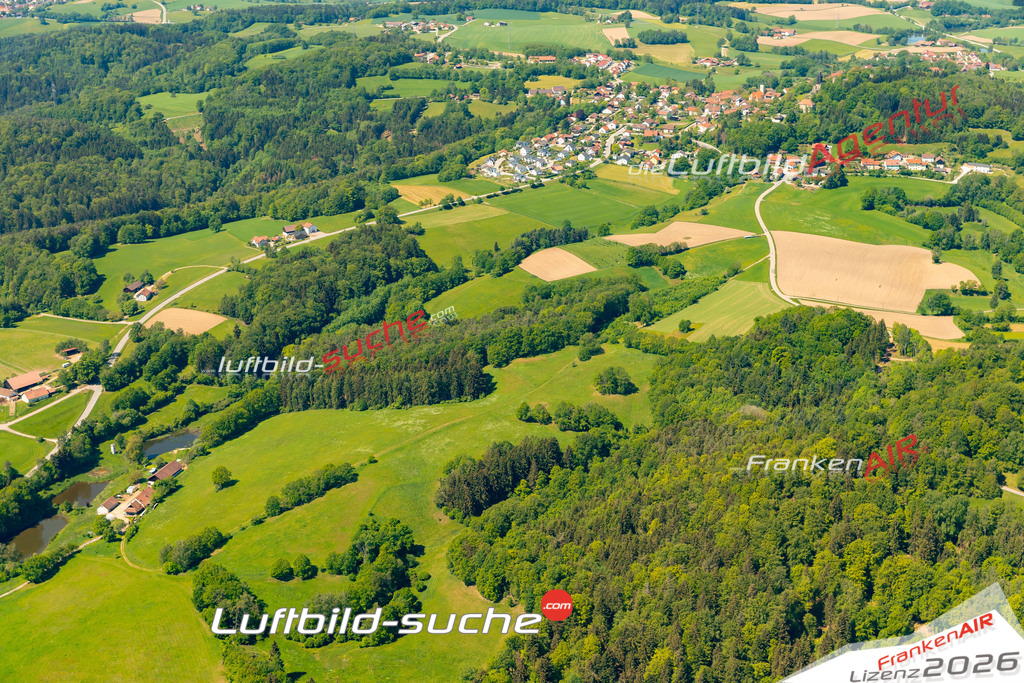 Das Luftbild zeigt : Fahndorf Brennberg - Die Luftaufnahme wurde 2024 vom UL-Flugzeug aus erstellt ( keine Drohne ) - Hochauflösende Luftaufnahme - Für grossformatige Ausdrucke geeignet. Die Geschenkidee !Mit Lizenz und Bildrechte bestellbar