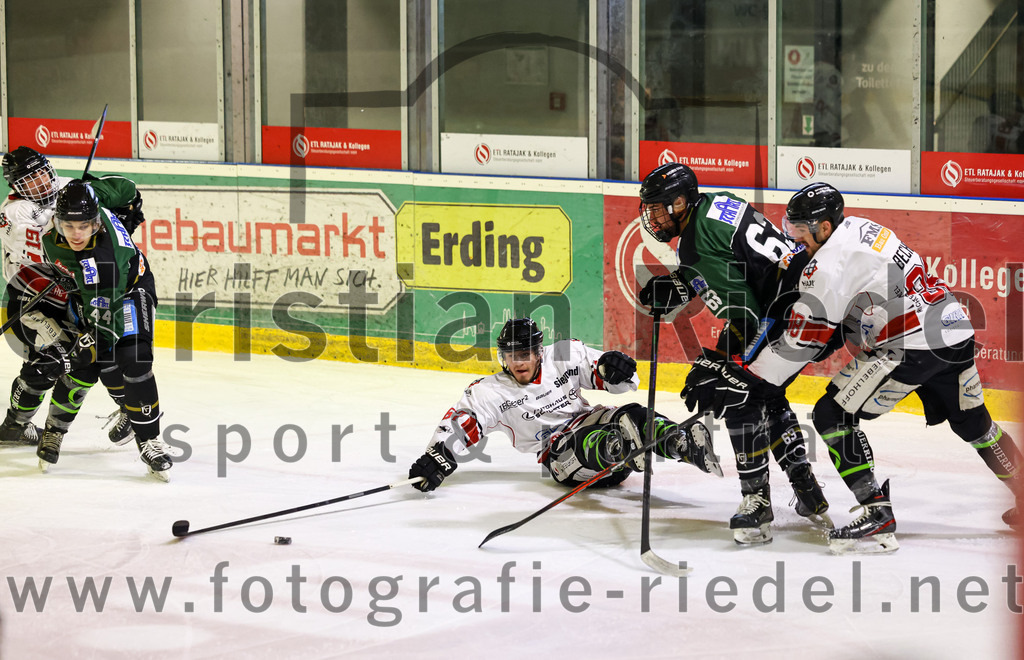2022-11-06_093_TSV_Erding_gegen_EHC_Koenigsbrunn | Erding, Deutschland, 06.11.2022:
Eishockey, Bayernliga 2022 / 2023, 11. Spieltag, TSV Erding gegen EHC Königsbrunn, Endergebnis: 1:7

David Farny (EHC Königsbrunn, #67), Paul Wallek (Erding Gladiators, #44), Tobias Cramer (Erding Gladiators, #63)

Foto: Christian Riedel / fotografie-riedel.net
