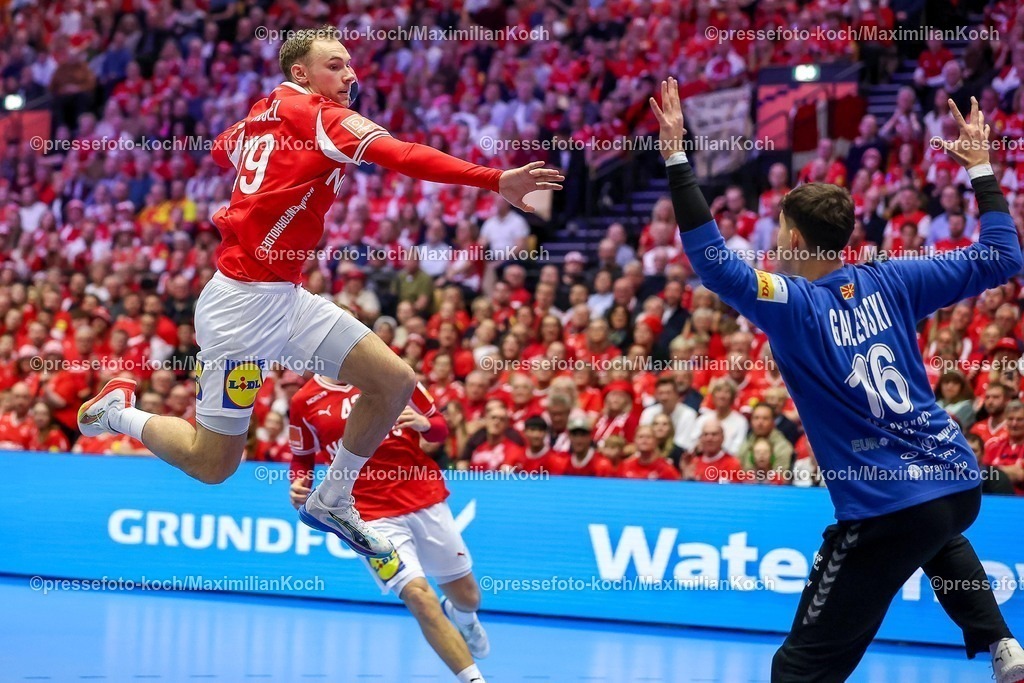 EHF16012602064 | 16.01.2026, Handball, Men's EHF EURO 2026, Dänemark - Nordmazedonien, Jyske Bank Boxen in Herning, Dänemark, Preliminary Round:  Mathias Gidsel (Denmark #19) wirft auf das Tor von  Ivan Galevski (North Macedonia #16) 