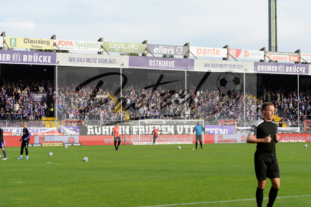 OSNVKO2021090620210906_246 | Fussball, Herren: . Fans vom VfL Osnabrueck beim Spiel der 3. Liga zwischen VfL Osnabrueck und FC Viktoria Koeln im Stadion an der Bremer Bruecke am 06.09.2021 in Osnabrueck, Deutschland.DFB / DFL REGULATIONS PROHIBIT ANY USE OF PHOTOGRAPHS AS IMAGE SEQUENCES AND/OR QUASI-VIDEO. - Realisiert mit Pictrs.com