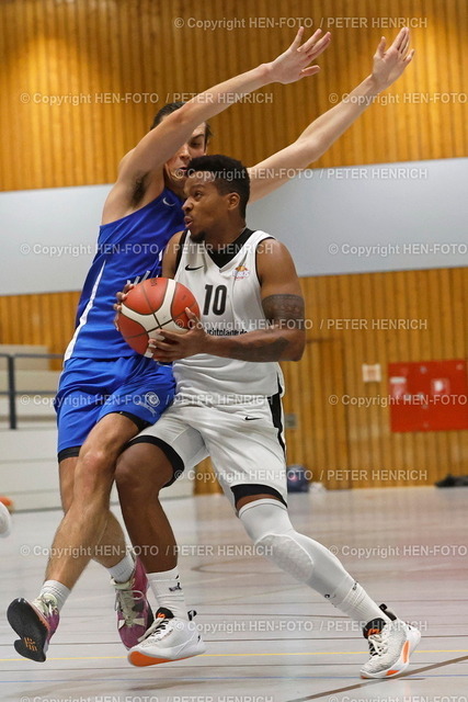 20231111-1978-bb-rossd-makk-HEN-FOTO | 11.11.2023 Basketball Oberliga Herren Saison 2023 2024 SKG Roßdorf - TuS Makkabi Frankfurt 2 (66:60) v. li. Marc Roca I Llevadot (11 Makkabi) Tyrone McLaughlin (10 Rossdorf) (Foto: Peter Henrich) - Realisiert mit Pictrs.com