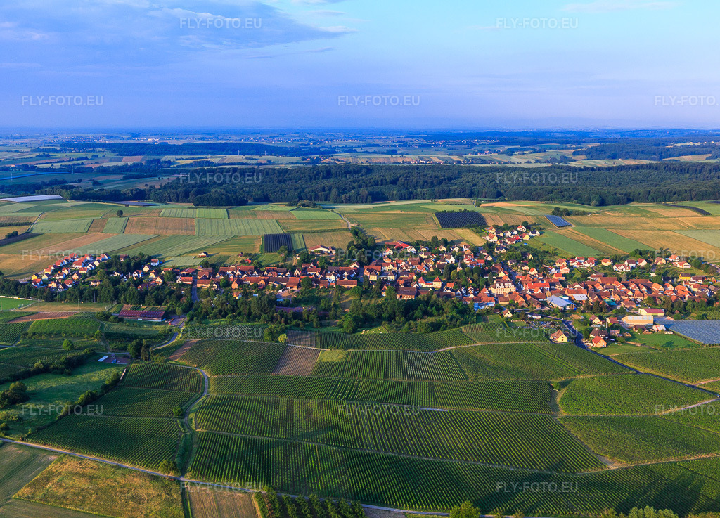 Vue aérienne: Vue de la ville depuis le nord-est à Steinseltz dans le département Bas Rhin, France – .Photo: IMG_100663.jpg prise le 02/06/2017 par Werner Riehm/FLY-FOTO.eu – Résolution de l'original: 5069 x 3648 px