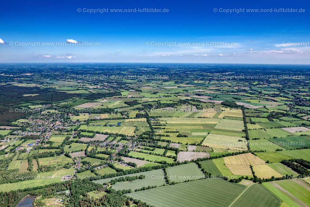 Hartenholm_ELS_7957030622 | HARTENHOLM 03.06.2022 Ortsansicht der Straßen und Häuser der Wohngebiete in Hartenholm im Bundesland Schleswig-Holstein, Deutschland. // Town View of the streets and houses of the residential areas in Hartenholm in the state Schleswig-Holstein, Germany. Foto: Martin Elsen