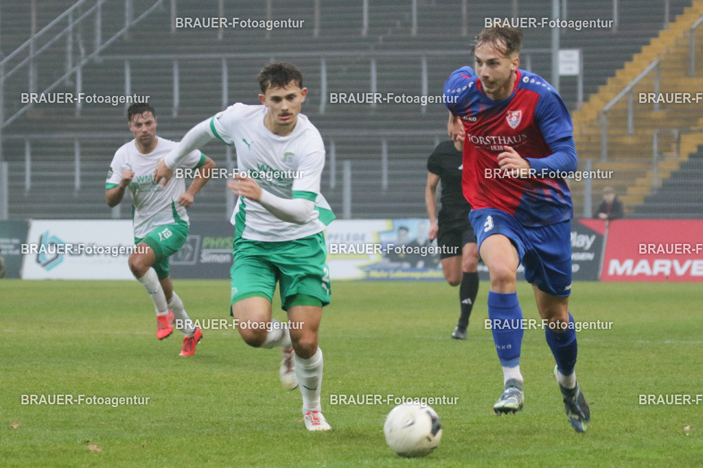 15.11.2025 KFC Uerdingen - SPVG Schonnebeck | Krefeld, Deutschland, 15.11.2025:Etienne-Noel Reck (KFC Uerdingen) und Noah Kloth (Spvg Schonnebeck) im Kampf um den Ball während des Oberliga Niederrhein Spiels zwischen KFC Uerdingen  - Spvg Essen Schonnebeck am 15.11. 2025 im Krefelder Grotenburg - Stadion in Krefeld, Deutschland. (Foto Ralph Görtz / Brauer-Fotoagentur)