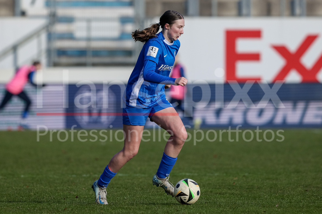 Fussball, 2. Frauen-Bundesliga, SV Meppen - SV 67 Weinberg | v.li.: Laura Bröring (SV Meppen, 6) am Ball, Freisteller, Einzelbild, Ganzkörper, Aktion, Action, Spielszene, DIE DFB-RICHTLINIEN UNTERSAGEN JEGLICHE NUTZUNG VON FOTOS ALS SEQUENZBILDER UND/ODER VIDEOÄHNLICHE FOTOSTRECKEN. DFB REGULATIONS PROHIBIT ANY USE OF PHOTOGRAPHS AS IMAGE SEQUENCES AND/OR QUASI-VIDEO.