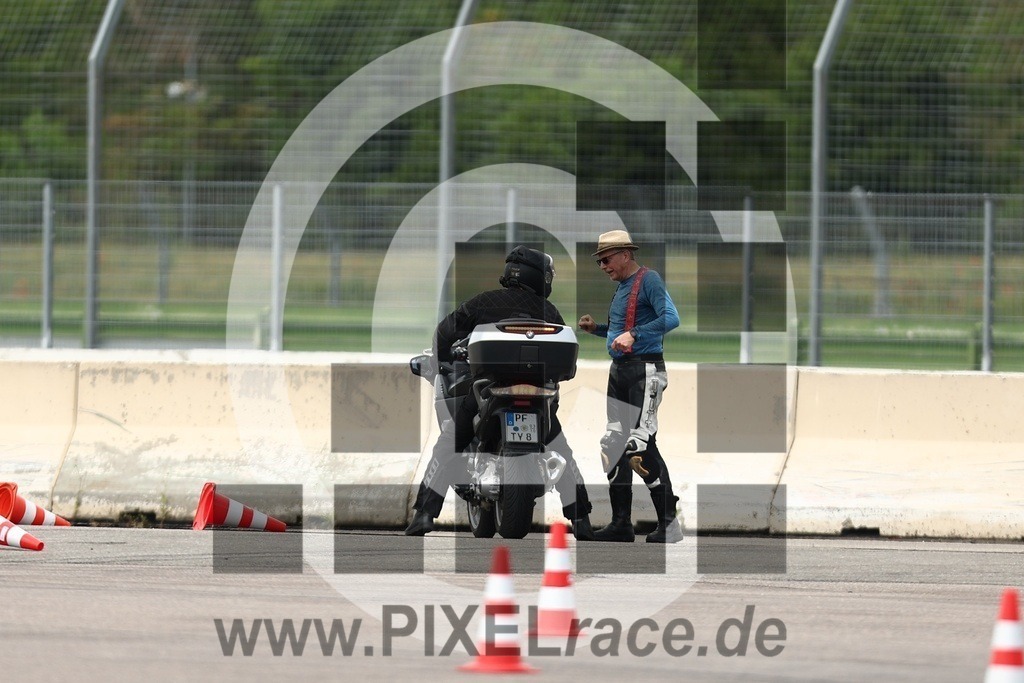 0028-20250615_00755 | Schöne Erinnerungen an spannende Momente - das festzuhalten ist unser Job. PIXELrace.de ist seit 2003 auf den Rennstrecken Europas unterwegs um die Action draußen beim Fahren und die wunderbare Stimmung imm Fahrerlager für euch einzufangen.