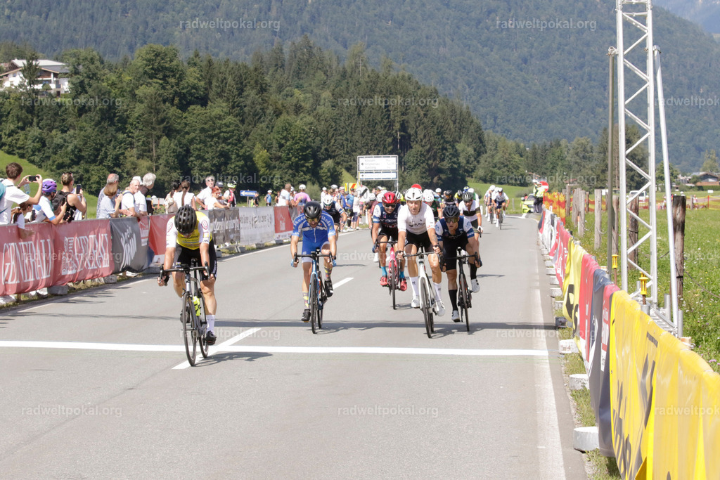 1012_20230817_Bewerb_Maenner_Muehlanger | AUT - OESTERREICH, 2023-08-16: SPORT RENNRAD-FAHREN - 55. INTERNATIONALER RADWELTPOKAL IN ST. JOHANN IN TIROL  - Vintage-Radrennen mit WM-Bronze-Medaillen-Siegerin Christina Schweinberger, den Teilnehmer und Alexander Baumann (vom Orginastions-Team) - TAG 2 BEWERB MAENNER IN SECHS GRUPPEN  ; Foto: Roland Muehlanger