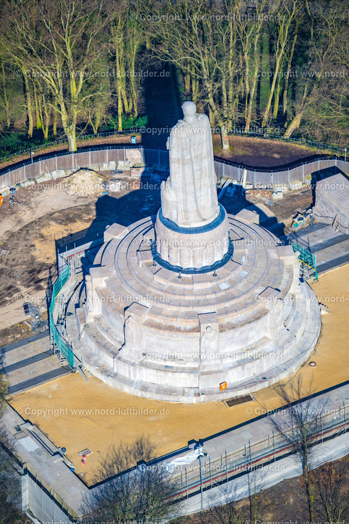 Hamburg_Bismark_Denkmal_ELS_1714060423 | HAMBURG 06.04.2023 Baustelle zur Sanierung und Restauration der Sehenswürdigkeit und Tourismus- Attraktion des Geschichts- Denkmal " Bismarck-Denkmal " im Alter Elbpark im Ortsteil Sankt Pauli in Hamburg, Deutschland. Weiterführende Informationen bei: STOCK - B.I.G. GmbH. // Construction site Tourist attraction of the historic monument " Bismarck-Denkmal " in the Alter Elbpark in the district Sankt Pauli in Hamburg, Germany. Further information at: STOCK - B.I.G. GmbH. Foto: Martin Elsen