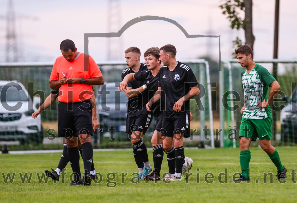 2023-07-25_094_SpVgg_Neuching_gegen_FC_Finsing | Neuching, Deutschland, 25.07.2023:
Fußball, A-Klasse 2023 / 2024, Toto Pokal, SpVgg Neuching gegen FC Finsing, Endergebnis: 2:4

Jubel nach dem 2:4 durch Fabian Kövener (FC Finsing, #12)
Schiedsrichter Marius Baumann, Philipp Tholl (FC Finsing, #4), Kilian Schmitt (FC Finsing, #8)

Foto: Christian Riedel / fotografie-riedel.net
