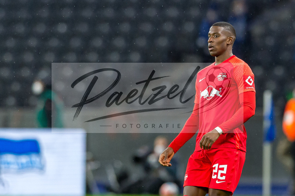 BSCRBL20220220_124 | Fussball, Herren: Nordi Mukiele (RB Leipzig) schaut bei dem Spiel der 1. Bundesliga zwischen Hertha BSC und RB Leipzig im Olypiastadion am 20.02.2022 in Berlin, Deutschland.DFB / DFL REGULATIONS PROHIBIT ANY USE OF PHOTOGRAPHS AS IMAGE SEQUENCES AND/OR QUASI-VIDEO. - Realisiert mit Pictrs.com
