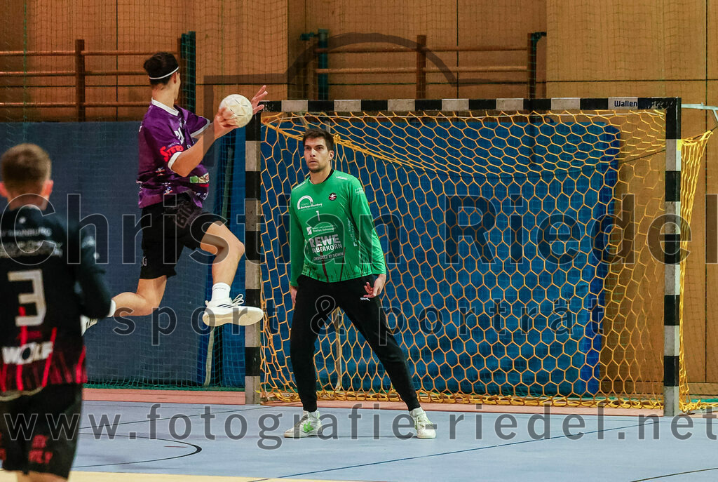 2023-11-26_045_SpVgg_Altenerding_gegen_TSV_1861_Mainburg | Erding, Deutschland, 26.11.2023:
Handball, Bezirksoberliga Männer 2023 / 2024, 9. Spieltag, SpVgg Altenerding gegen TSV 1861 Mainburg, Endergebnis: 34:20

Luis Leitner (SpVgg Altenerding, #26), Hannes Möser (TSV 1861 Mainburg, #1)

Foto: Christian Riedel / fotografie-riedel.net