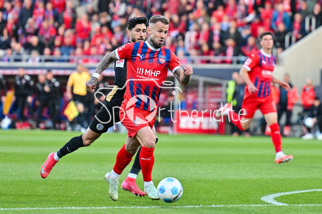 1. FC Heidenheim - SV Elversberg 07 | im Duell Muhammed DAMAR (SV Elversberg 30) und Niklas DORSCH (Heidenheim 39) / Zweikampf / Relegation Bundesliga: 1. FC Heidenheim - SV Elversberg 07, Voith-Arena am 22.05.2025 / DFL REGULATIONS PROHIBIT ANY USE OF PHOTOGRAPHS AS IMAGE SEQUENCES AND/OR QUASI-VIDEO / BLD / ZDF