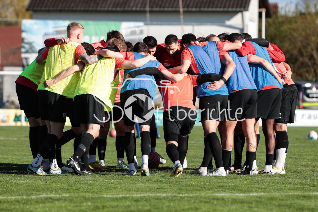 FC Pipinsried - TSV Buchbach | Das Team aus Buchbach motiviert sich nochmal vor Beginn der Partie in Pipinsrieg