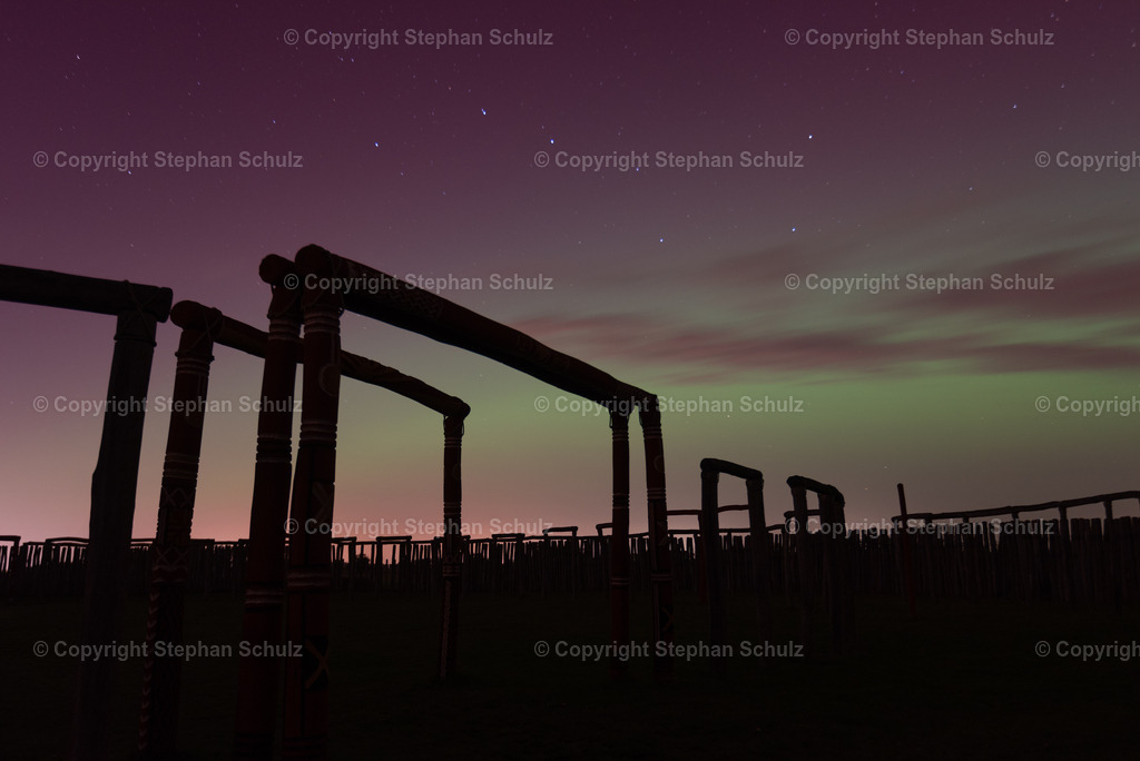 Polarlichter am Ringheiligtum Pömmelte | Polarlichter (Aurora borealis) leuchten über dem Ringheiligtum Pömmelte. Die prähistorische Kreisgrabenanlage wird von Archäologen auch als deutsches Stonehenge bezeichnet. - Realisiert mit Pictrs.com