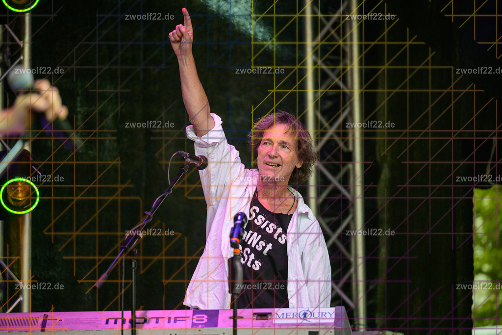 MerQury zum Stadtfest Wilsdruff, Wildruff am 22.08.2026 | Zum Stadtfest Wilsdruff 2026 gastierte die Dresdner Queen-Tribute-Band MerQury am Samstag Abend auf dem Markt in Wilsdruff. - Realisiert mit Pictrs.com