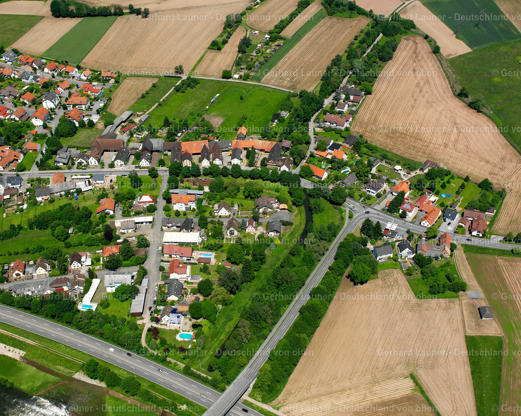 2626241 | NEUMüHL 09.06.2006 Landwirtschaftliche Nutzflächen und Feldgrenzen  umsäumen das Siedlungsgebiet des Dorfes in Neumühl im Bundesland Baden-Württemberg, Deutschland // Agricultural land and field boundaries surround the settlement area of the village  in Neumühl in the state Baden-Wuerttemberg, Germany Foto: Gerhard Launer