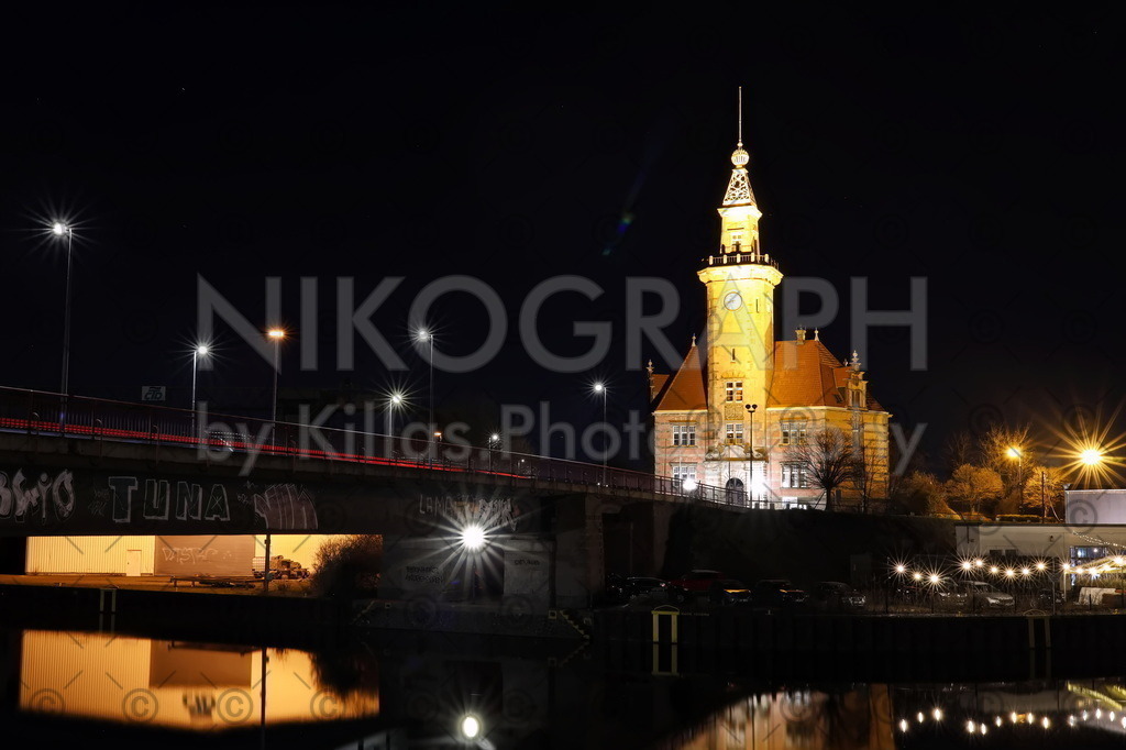 Altes Hafenamt Dortmund | Das alte Hafenamt in Dortmund bei Nacht. Scheinwerfer erleuchten das Gebäude. Das Gebäude wurde 1899 eingeweiht und wurde bis 1962 als Hafenverwaltung genutzt. Heute steht das alte Hafenamt unter Denkmalschutz.