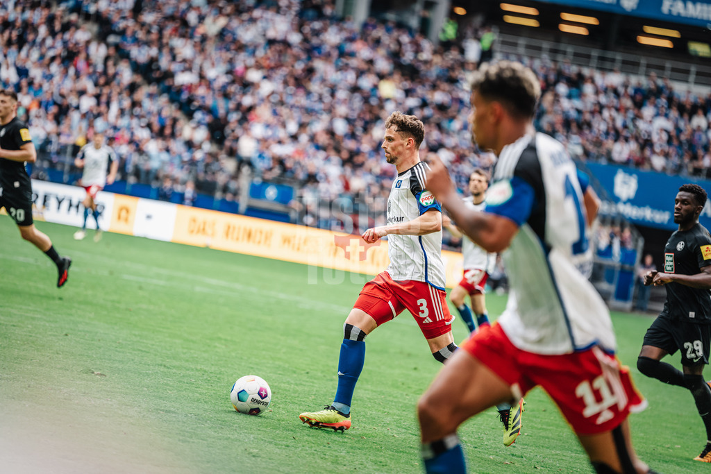 Fußball | Männer | Saison 2023/2024 | 2. Fußball-Bundesliga | 28. Spieltag | Hamburger SV vs. 1. FC Kaiserslautern | 06.04.2024 | Moritz Heyer (#3, HSV) mit dem Ball