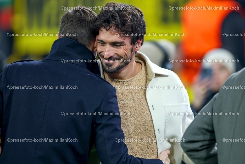 UCL25112501032 | 25.11.2025, Fußball, UEFA Champions League, Borussia Dortmund - FC Villarreal, BVB Stadion, 5. Spieltag, Saison 2025 2026: Sportdirektor Sebastian Kehl (BVB #sk) umarmt Moderator Experte Mats Julian Hummels im Interview  Regulations prohibit any use of photographs as image sequences and or quasi-video.