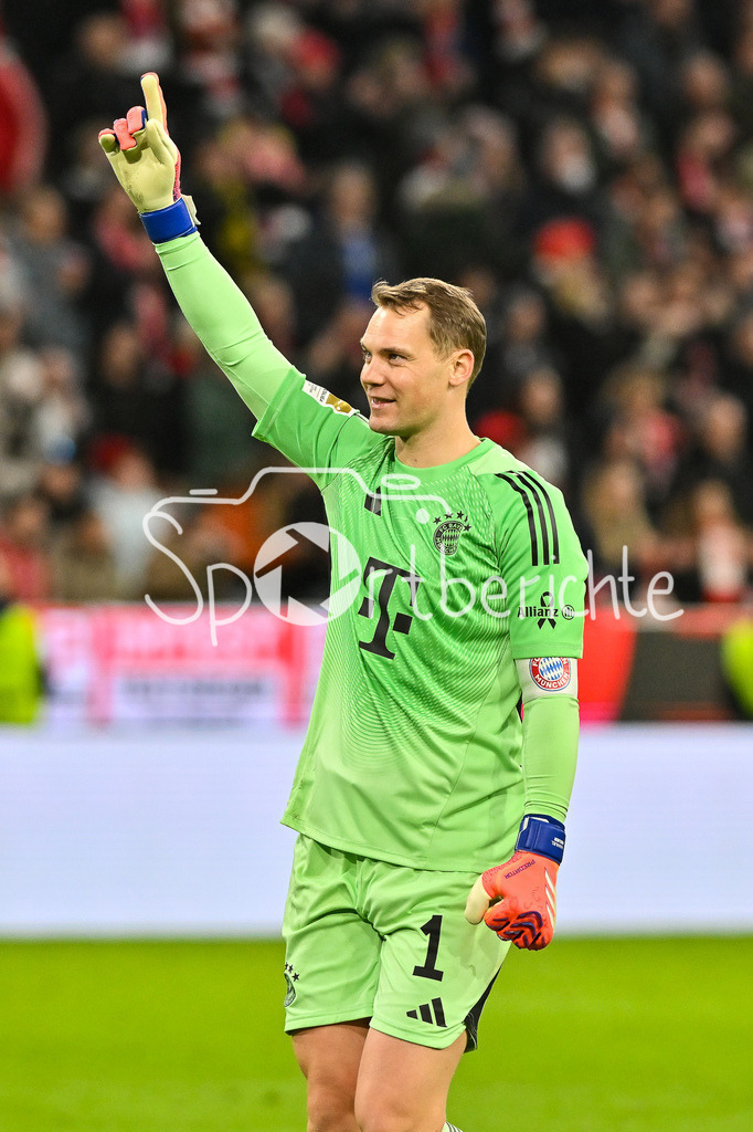 FC Bayern München - Borussia Dortmund | MUNICH, GERMANY - Manuel NEUER (FC Bayern Munich 1) celebrating the hoewin against Borussia Dortmund after the bundesliga match between FC Bayern Munich vs. Borussia Dortmund on matchday 7 at Allianz Arena on October 18, 2025 in Munich, Germany / DFL REGULATIONS PROHIBIT ANY USE OF PHOTOGRAPHS AS IMAGE SEQUENCES AND/OR QUASI-VIDEO