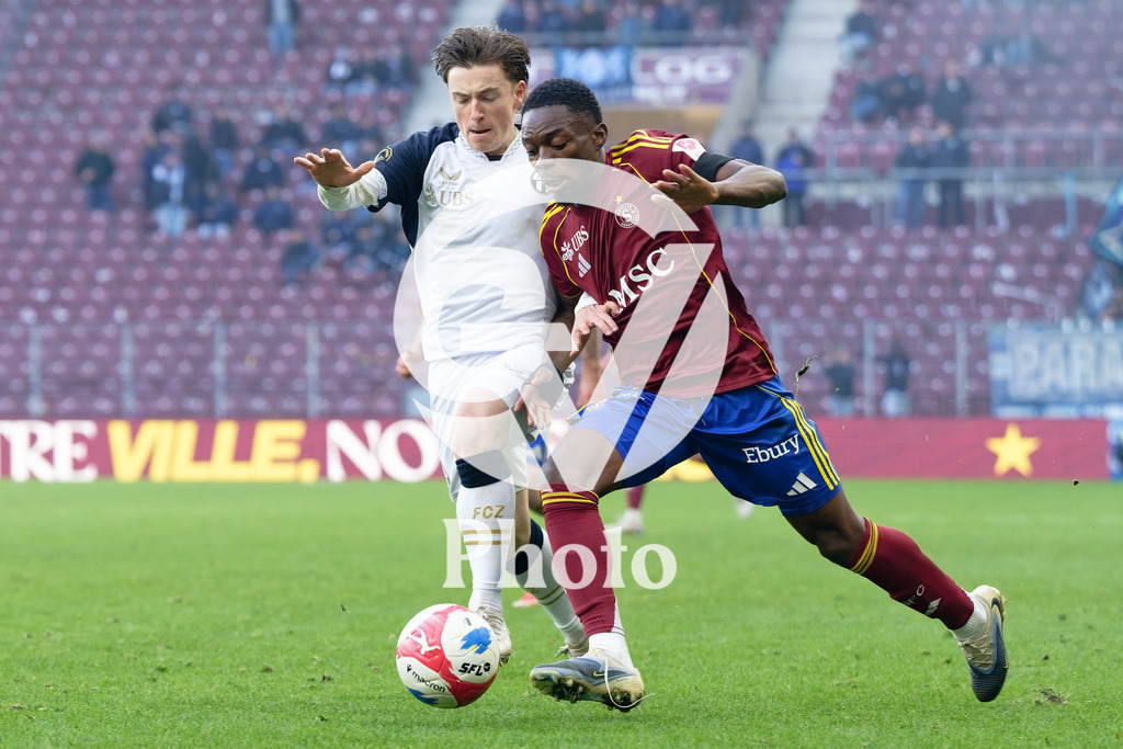 Brack Super League - Servette FC v FC Zurich | Bradley Mazikou (18 Servette FC) in action (close up) under pressure of Nevio Di Giusto (14 FC Zurich)  during the Brack Super League match between Servette FC and FC Zurich at Stade de Geneve in Geneva, Switzerland