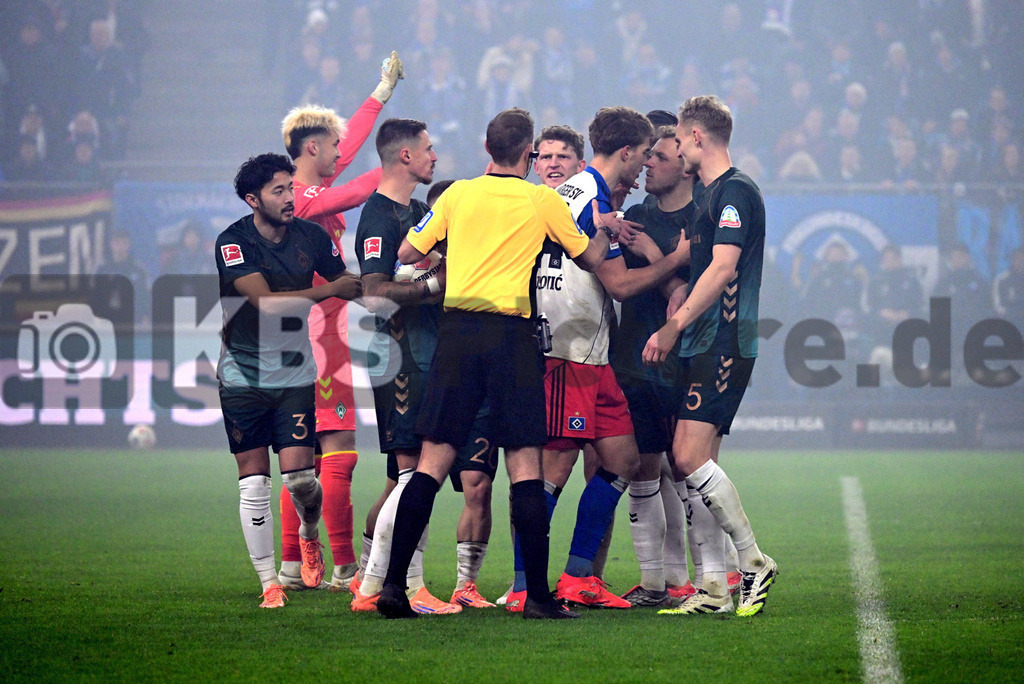 KBS Picture_HSV-WerderBremen_042 |  v.l. Stegemann Sascha Schiedsrichter und Vuskovic Luka (HSV) hat stress mit den Bremern ,Sportplatz :  Volksparkstadion, - Realisiert mit Pictrs.com