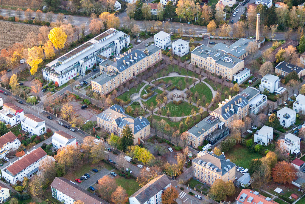 Luftbild: Wohngebiet der Mehrfamilienhaussiedlung am Lazarettgarten mit angelegtem Garten in Landau in der Pfalz im Bundesland Rheinland-Pfalz in Deutschland. Foto: IMG_60831.jpg vom 09.11.2013 durch Werner Riehm/FLY-FOTO.de