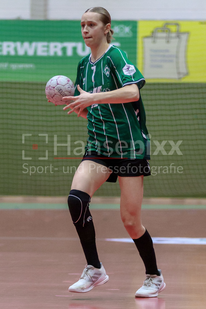 Handball, 2. Bundesliga Frauen, SV Werder Bremen - Bergischer HC | Leni Ruwe (SV Werder Bremen, 7) Freisteller am Ball, Einzelfoto, Spielszene, Aktion, Action