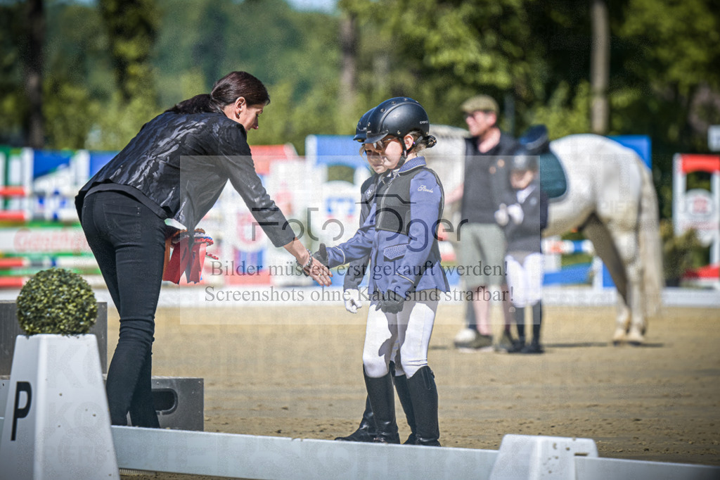 DOS_8079 | Entdecke hochwertige Reitturnierfotos von Foto Oger. Professionell, emotional und authentisch – jetzt Lieblingsmomente im Shop bestellen.Deutschlandweite Turnierfotografie. - Realisiert mit Pictrs.com