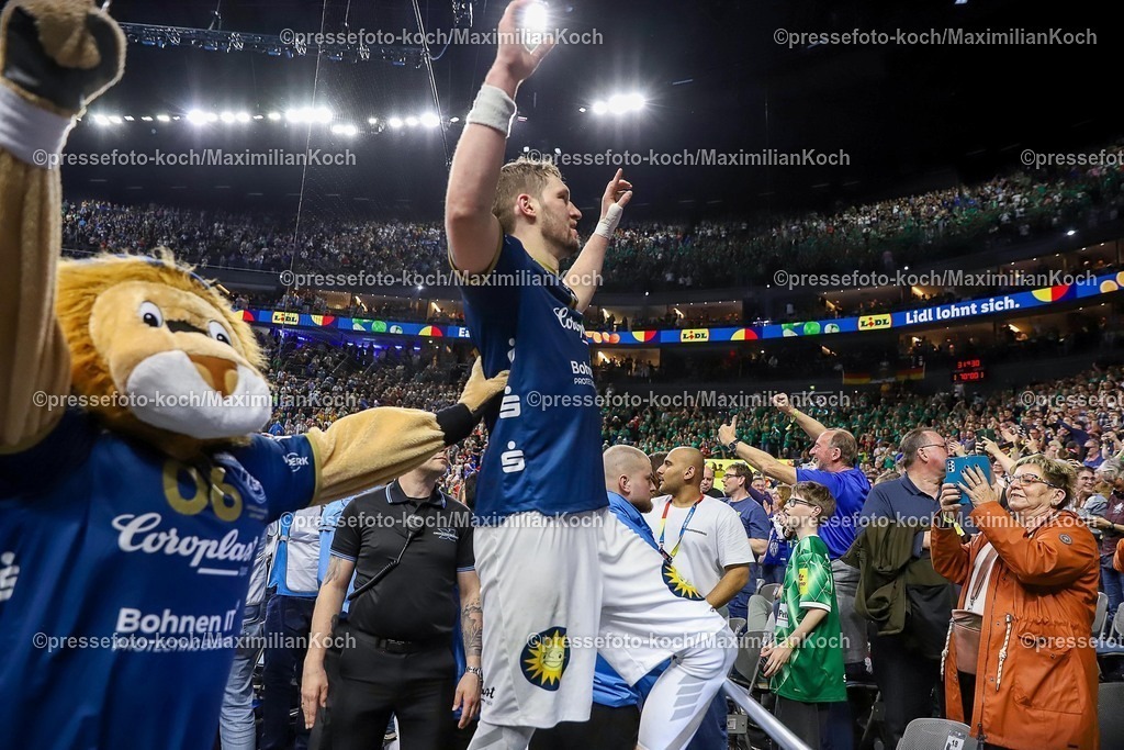 xSSCx18042602038 | 18.04.2026, xsscx, Handball, DHB-Pokal Lidl Final4, Halbfinale, Bergischer HC - SC Magdeburg, Saison 2025 / 2026 Herren, Lanxess Arena, Köln: Die Mannschaft des Bergischer HC feiert den Sieg über den SC Magdeburg  Gerdas Babarskas (BHC #14) Photo: xSandraxScherningxPressefotoKochx