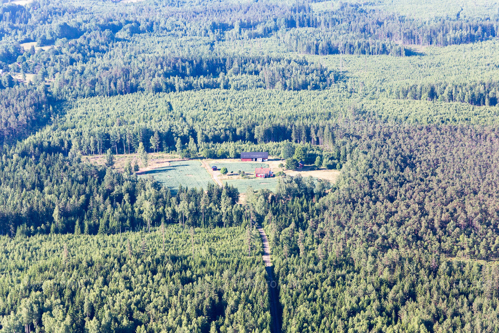 Aerial view: View of the town in Lönashult in the state Kronobergs län, Sweden. – Photo: IMG_108129.jpg taken on 06/28/2018 by Werner Riehm/FLY-FOTO.com – Resolution of the original: 5472 x 3648 px
