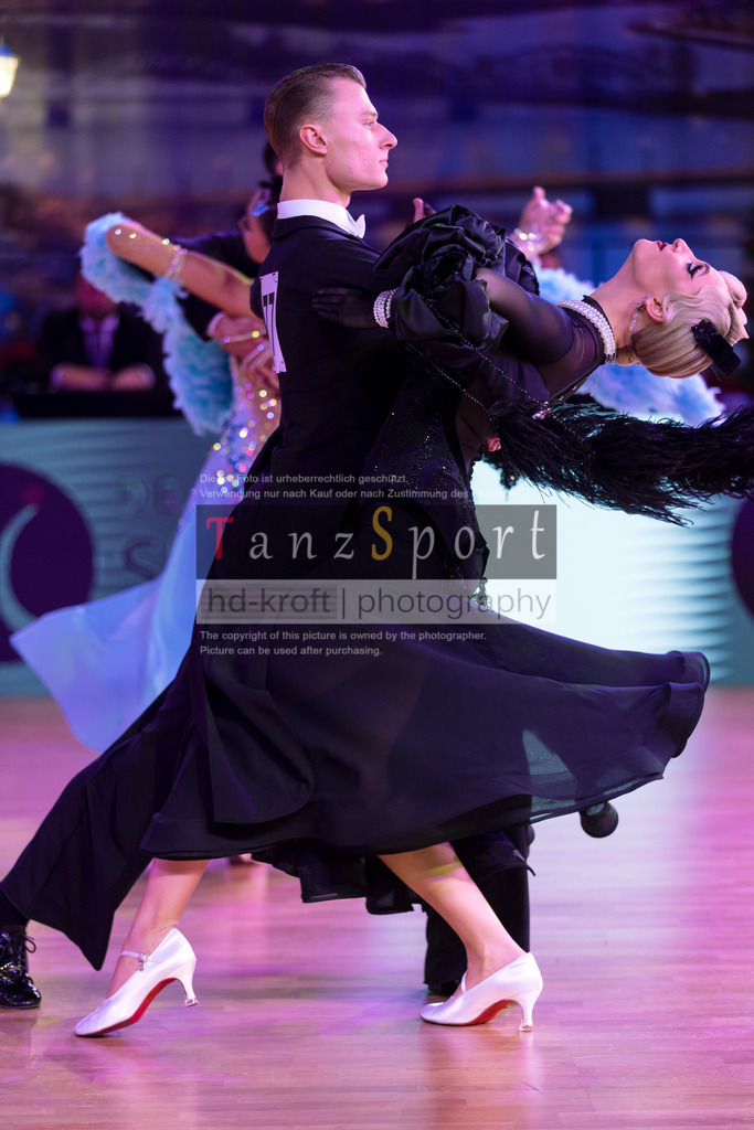 20241215_WDSF_Int_Open_Std-Riga-8773 | Tanzsportbilder, Standardtanz, Lateintanz, WDSF, DTV, LTVB, dancecomp, goc, hessen tanzt, blaues band der spree, walzer, tango, wiener walzer, slowfox, quickstepp, samba, rumba, cha-cha-cha, paso doble. jive, hd-kroft photography, turniertanzsport